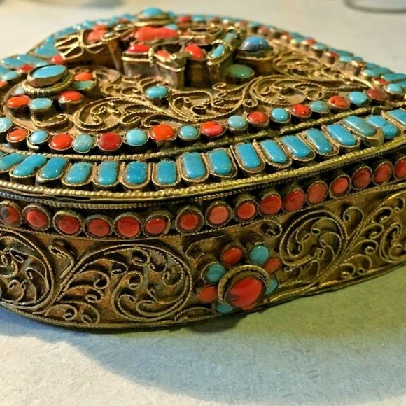 Antique Tibetan Ghau, Gau, box encrusted with glass beads depicting goddess Tara - Picture 8 of 11